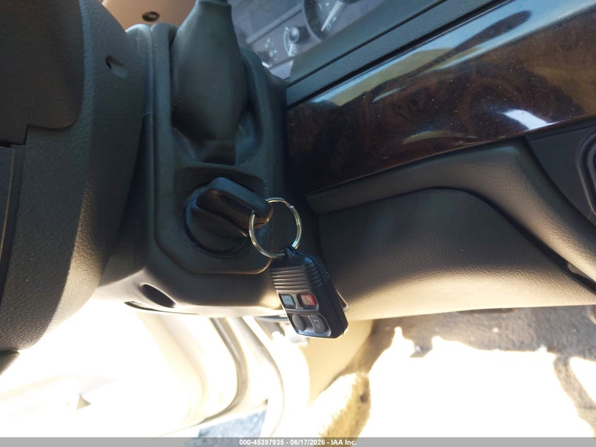 2008 Mercury Grand Marquis Ls VIN: 2MEFM75V08X652592 Lot: 45397935