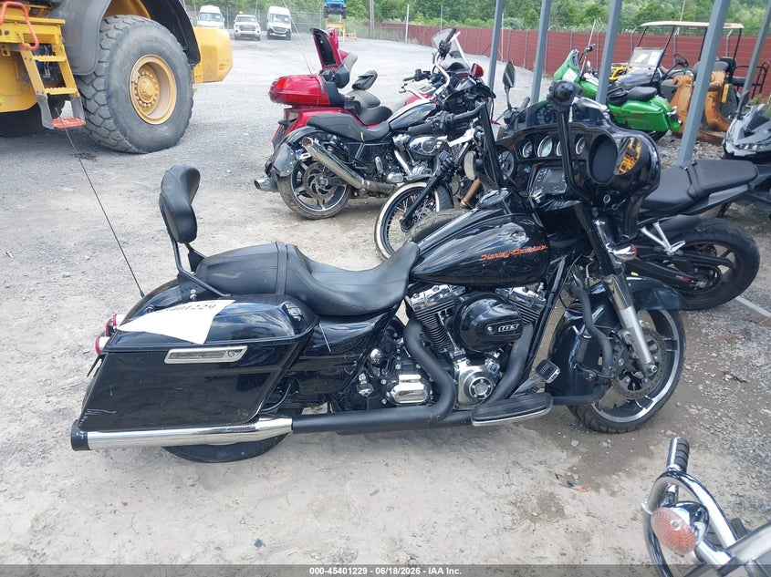 2016 Harley-Davidson Flhx Street Glide VIN: 1HD1KBM17GB682921 Lot: 45401229