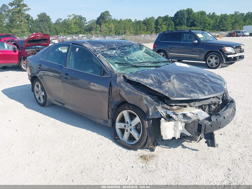 2014 TOYOTA CAMRY SE