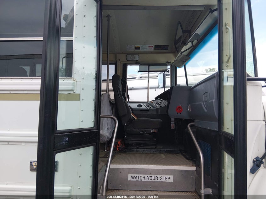 2016 IC CORPORATION 3000 auction photo 5