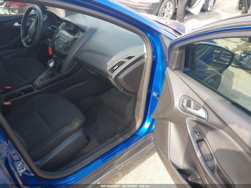 VIN 1FADP3FE8JL319654 2018 FORD FOCUS SE