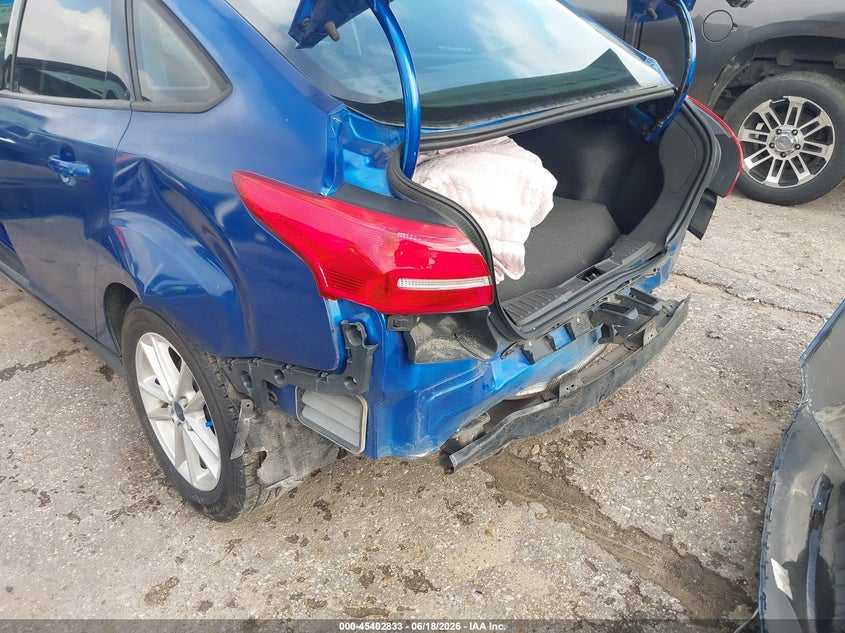 VIN 1FADP3FE8JL319654 2018 FORD FOCUS SE