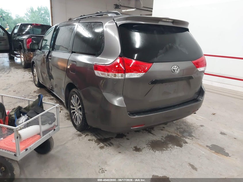 2012 TOYOTA SIENNA auction photo 3