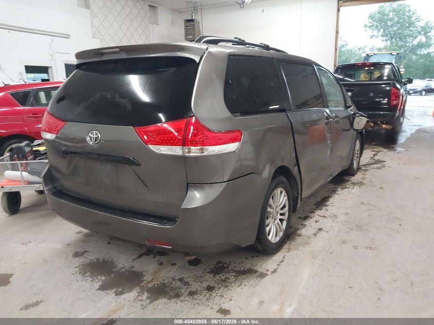 2012 TOYOTA SIENNA auction photo 4