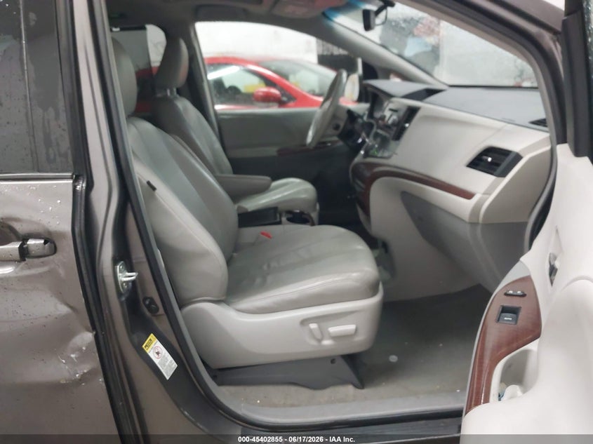 2012 TOYOTA SIENNA auction photo 5