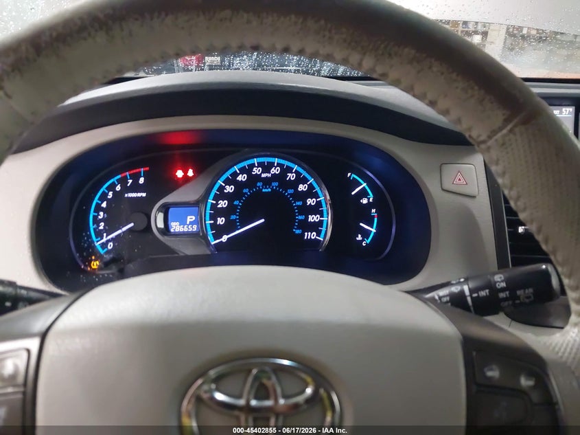 2012 TOYOTA SIENNA auction photo 7