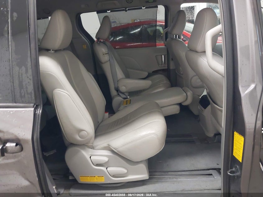 2012 TOYOTA SIENNA auction photo 8