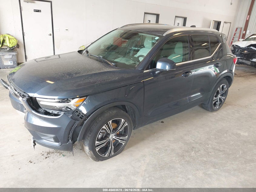 2022 VOLVO XC40 auction photo 2