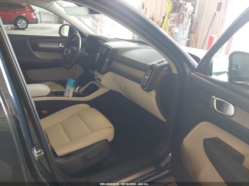 2022 VOLVO XC40 auction photo 5