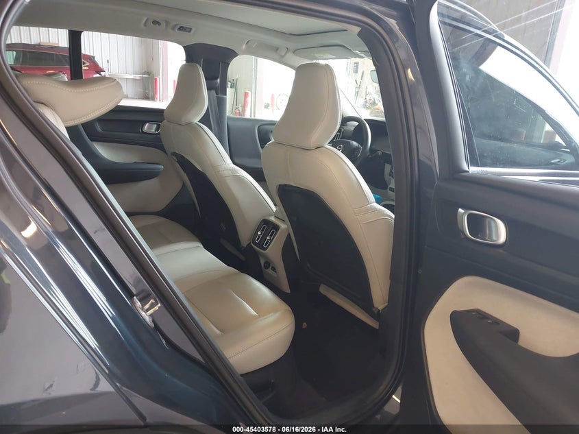 2022 VOLVO XC40 auction photo 8