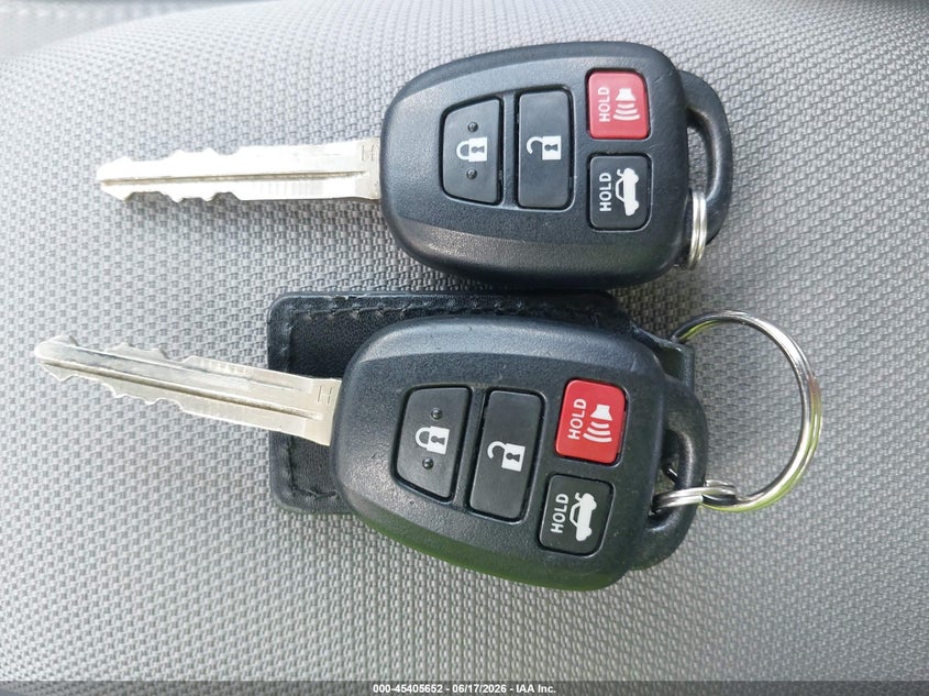 VIN 2T1BURHE0KC136879 2019 TOYOTA COROLLA LE