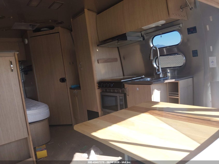 2017 AIRSTREAM FLYING CLOUD auction photo 5