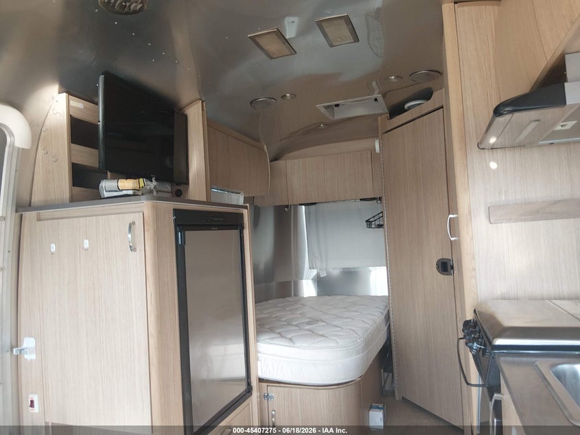 2017 AIRSTREAM FLYING CLOUD auction photo 8