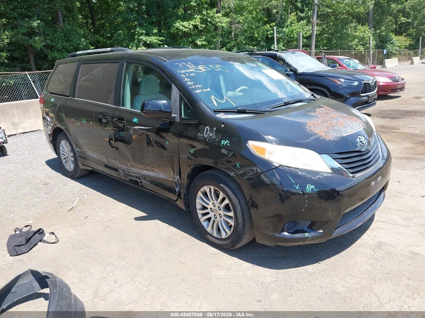 2011 TOYOTA SIENNA auction photo 1