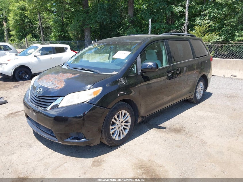 2011 TOYOTA SIENNA auction photo 2