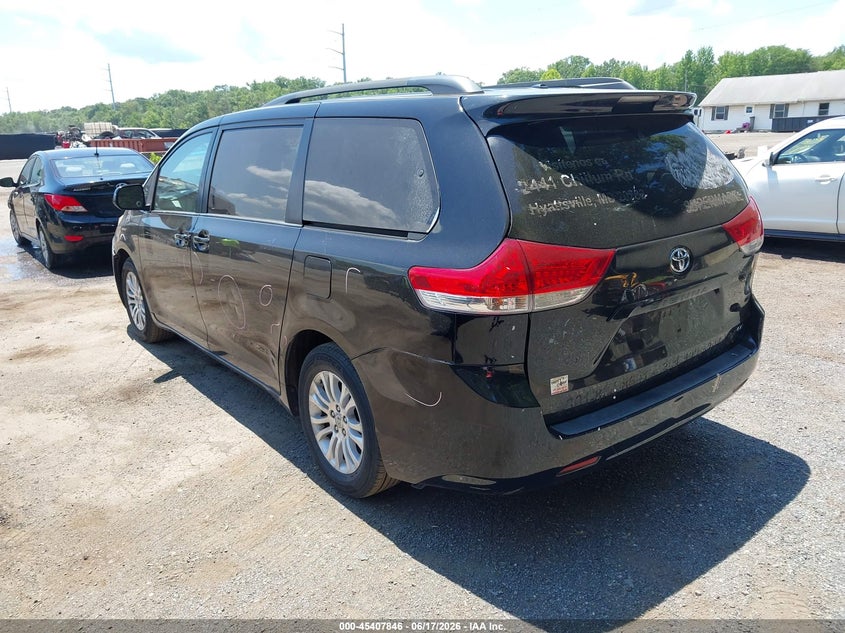 2011 TOYOTA SIENNA auction photo 3
