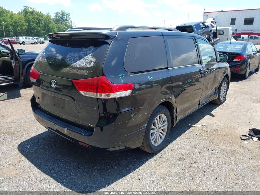 2011 TOYOTA SIENNA auction photo 4