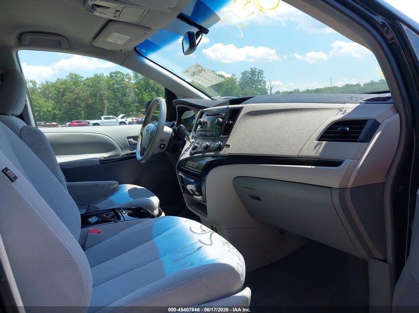 2011 TOYOTA SIENNA auction photo 5