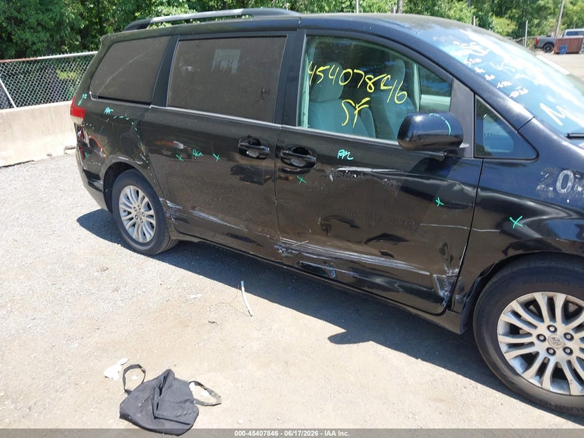 2011 TOYOTA SIENNA auction photo 6
