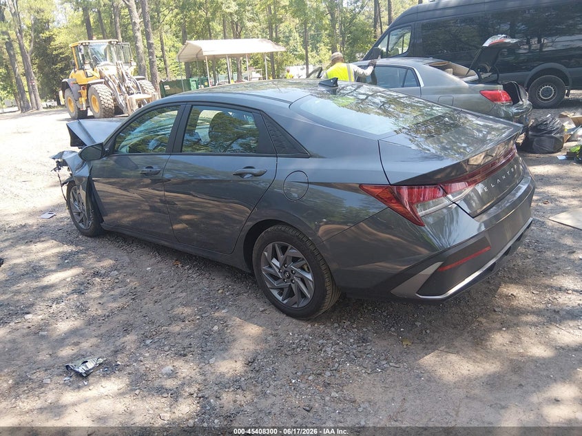 2024 HYUNDAI ELANTRA auction photo 3