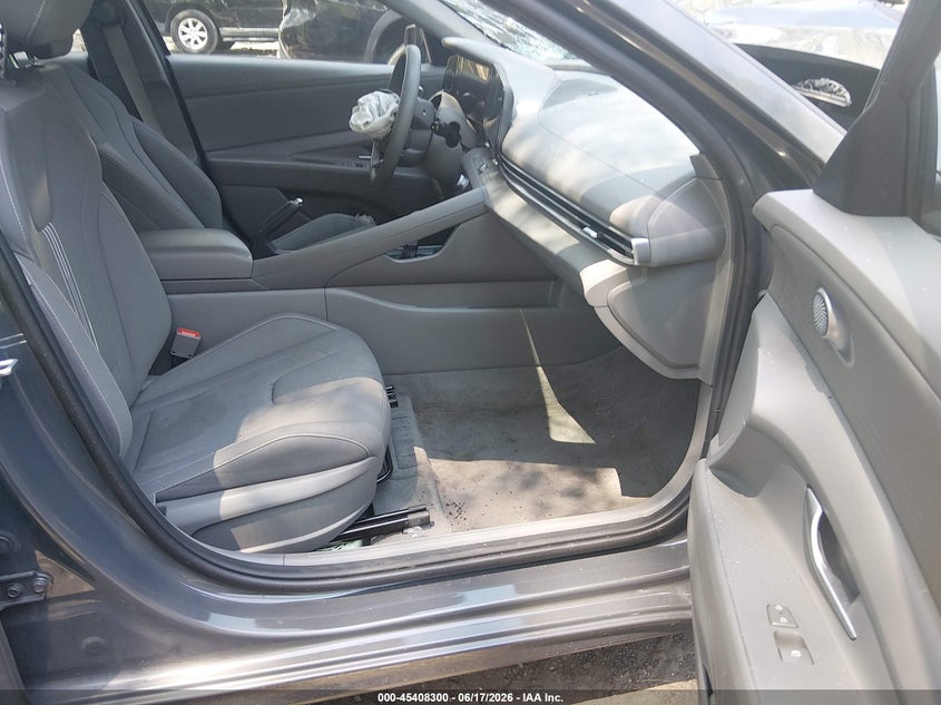 2024 HYUNDAI ELANTRA auction photo 5