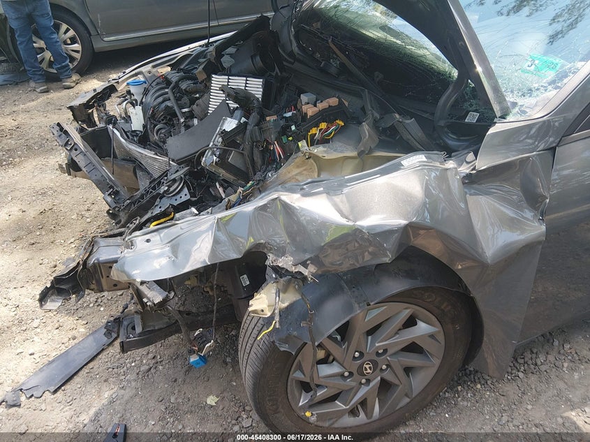 2024 HYUNDAI ELANTRA auction photo 6