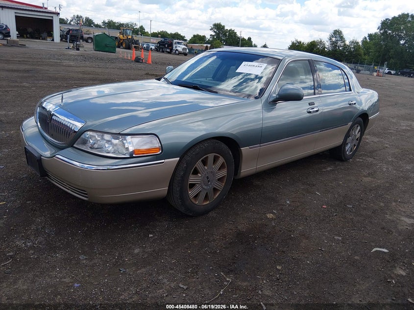 1LNHM82W95Y647296 2005 Lincoln Town Car Signature Limited photo 1