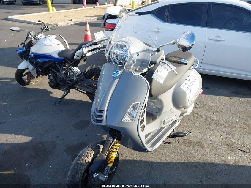 2020 VESPA GTS 300 SUPER auction photo 2