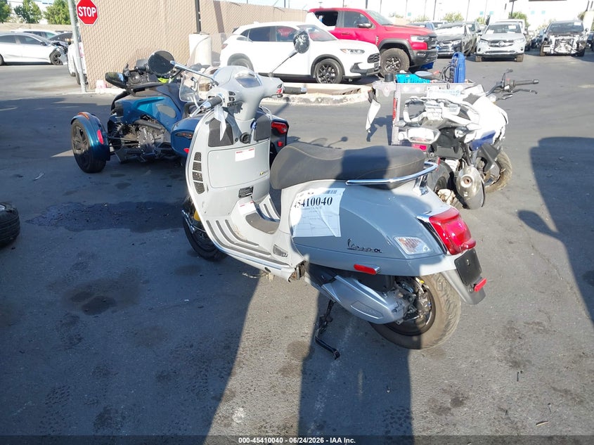 2020 VESPA GTS 300 SUPER auction photo 3
