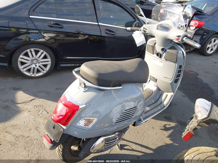 2020 VESPA GTS 300 SUPER auction photo 4