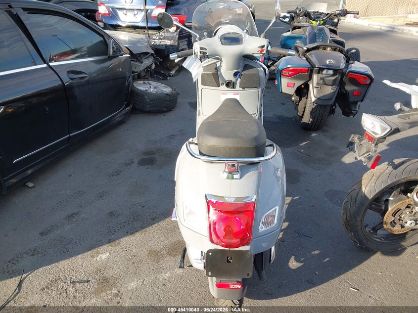 2020 VESPA GTS 300 SUPER auction photo 6