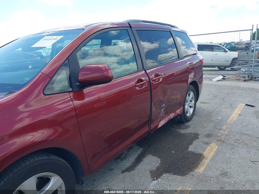 VIN 5TDKZ3DCXHS813469 2017 TOYOTA SIENNA LE 8 PASSENGER