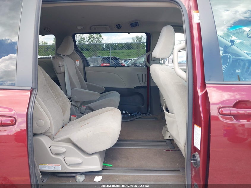 VIN 5TDKZ3DCXHS813469 2017 TOYOTA SIENNA LE 8 PASSENGER