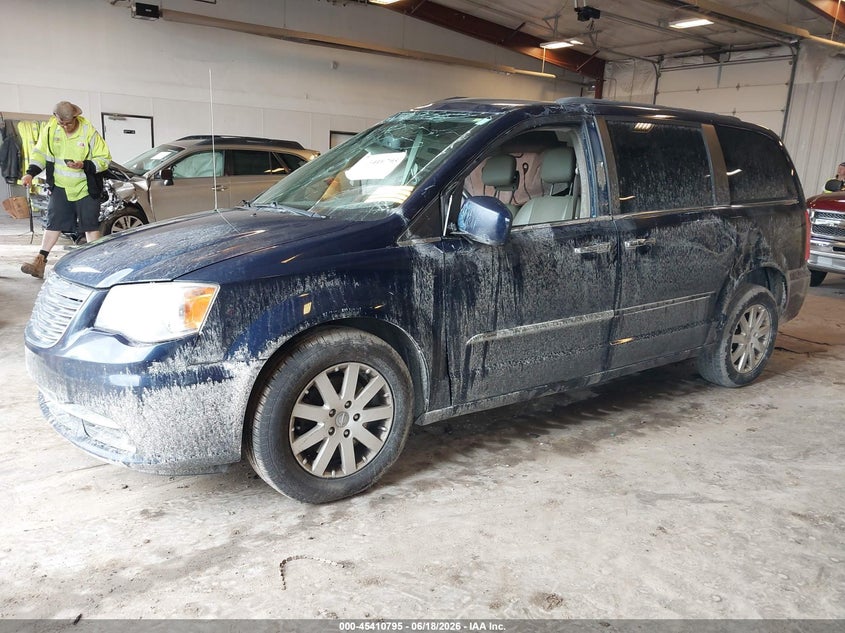 2014 CHRYSLER TOWN & COUNTRY auction photo 2