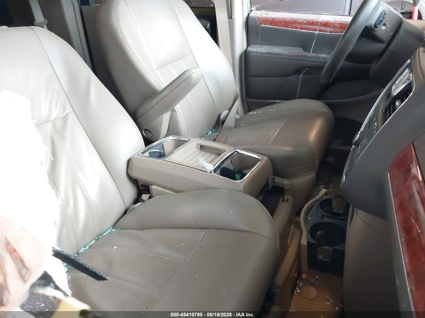 2014 CHRYSLER TOWN & COUNTRY auction photo 5