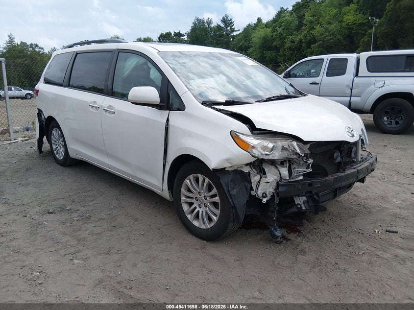 2017 TOYOTA SIENNA XLE PREMIUM 8 PASSENGER