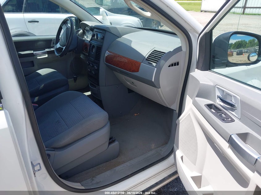 2008 CHRYSLER TOWN & COUNTRY auction photo 5
