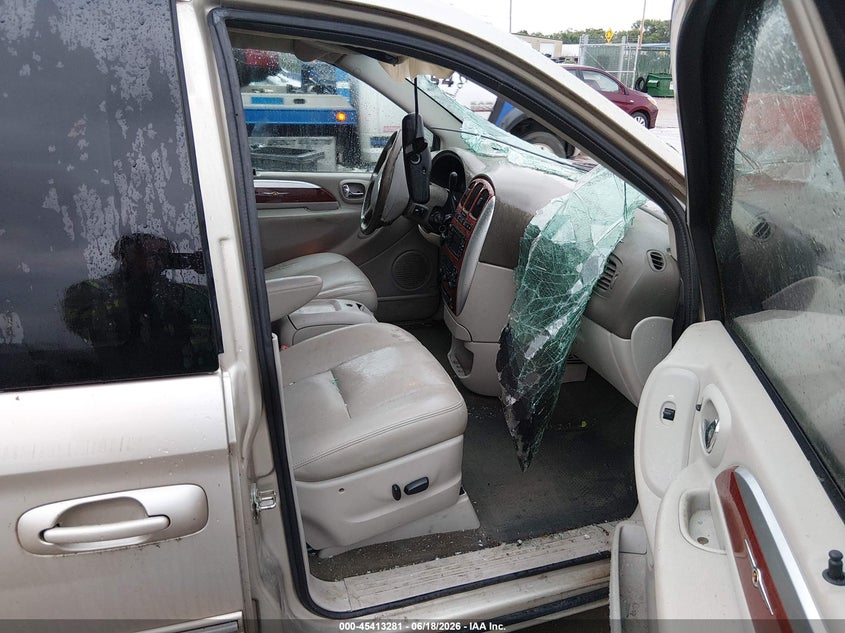 2005 CHRYSLER TOWN & COUNTRY auction photo 5