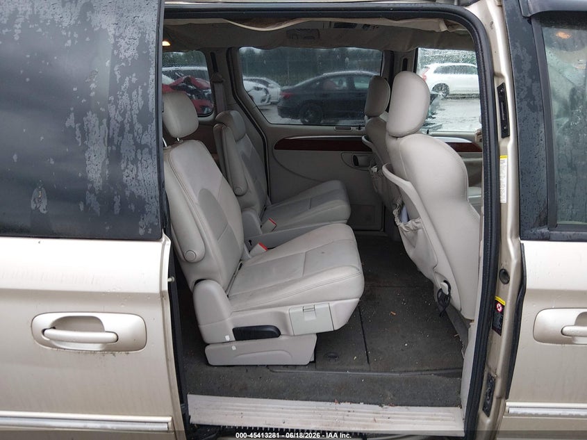 2005 CHRYSLER TOWN & COUNTRY auction photo 8