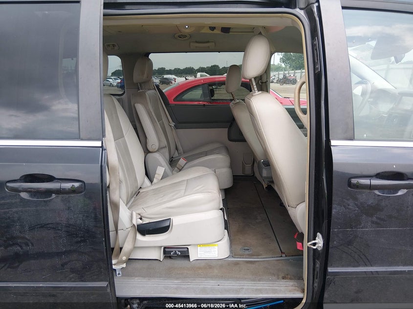 2008 CHRYSLER TOWN & COUNTRY auction photo 8