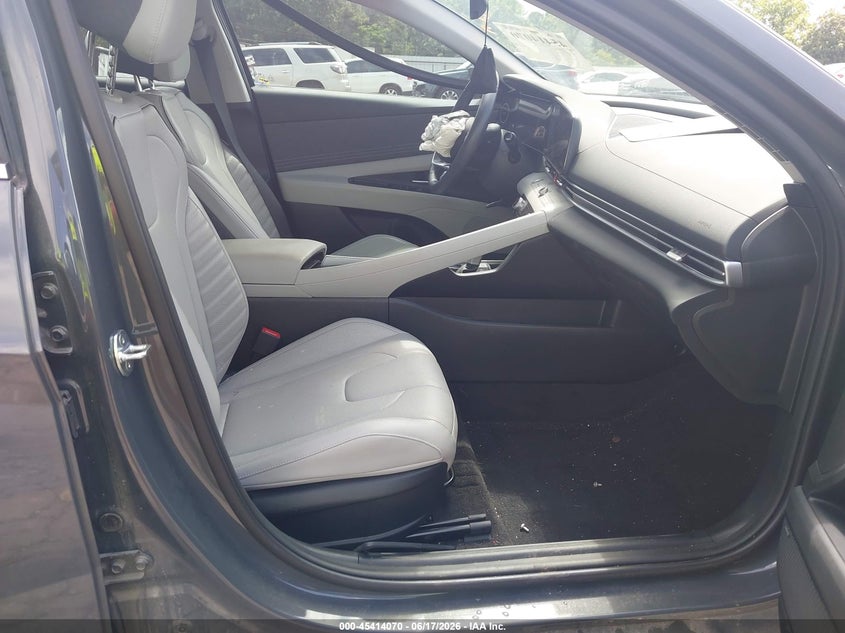 2025 HYUNDAI ELANTRA auction photo 5