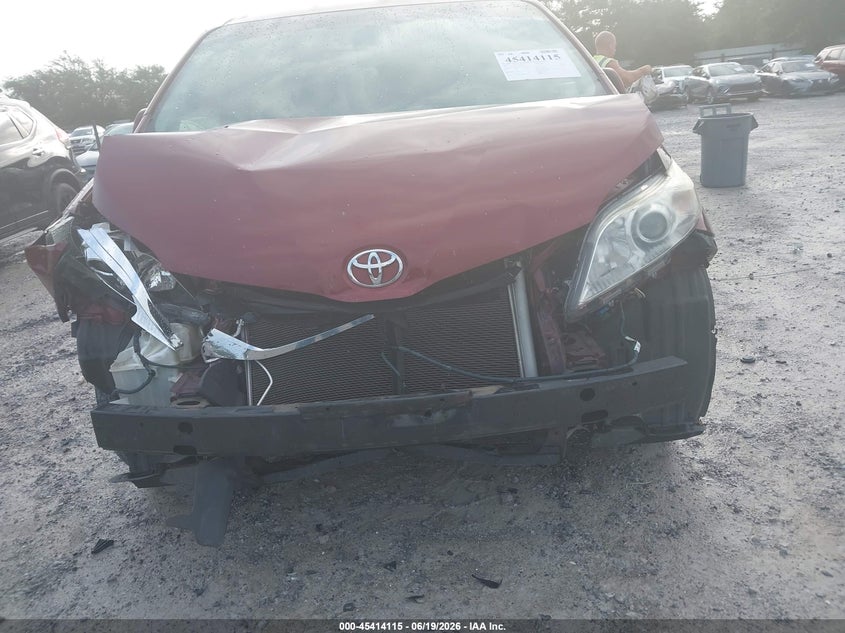2014 TOYOTA SIENNA auction photo 6