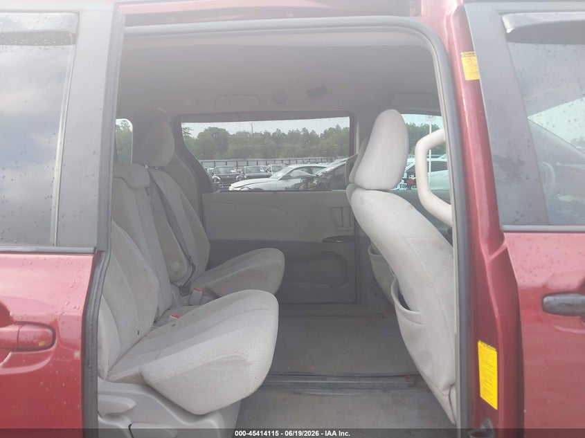 2014 TOYOTA SIENNA auction photo 8