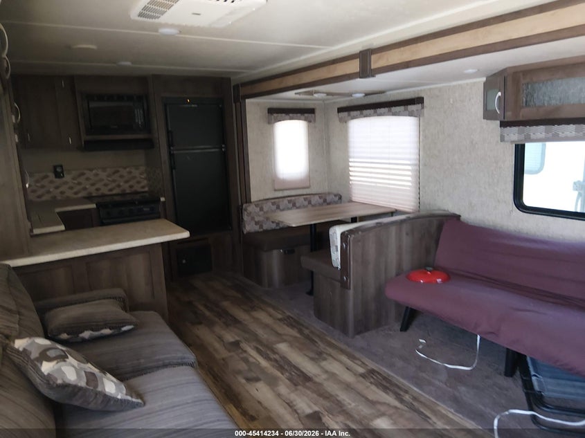 2017 FOREST RIVER PUMA 30RKSS auction photo 5
