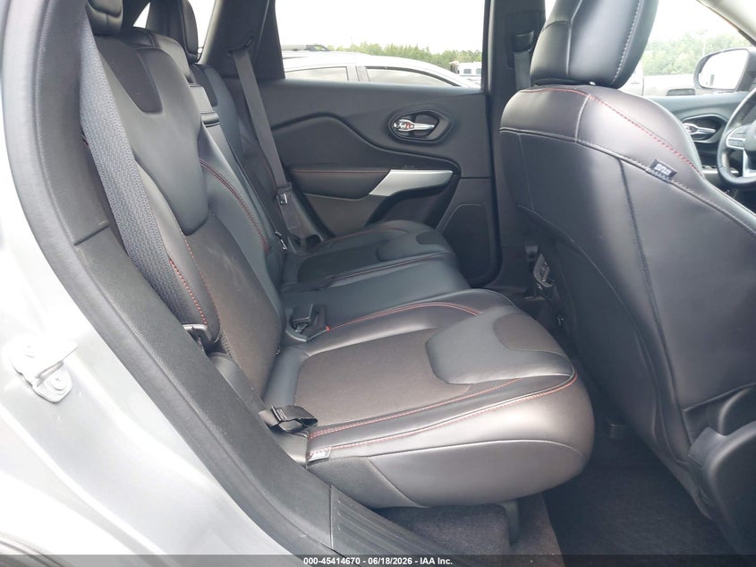 2017 JEEP CHEROKEE auction photo 8