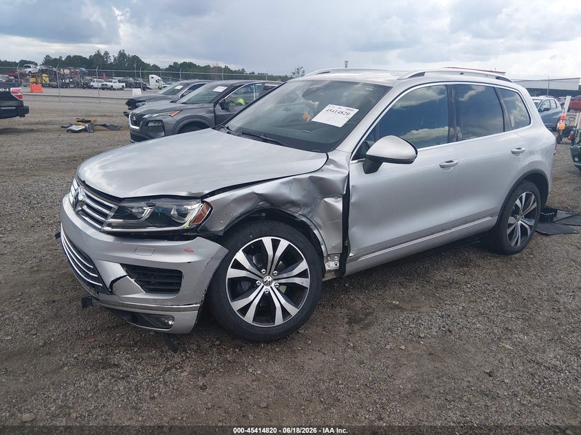 2017 VOLKSWAGEN TOUAREG auction photo 2