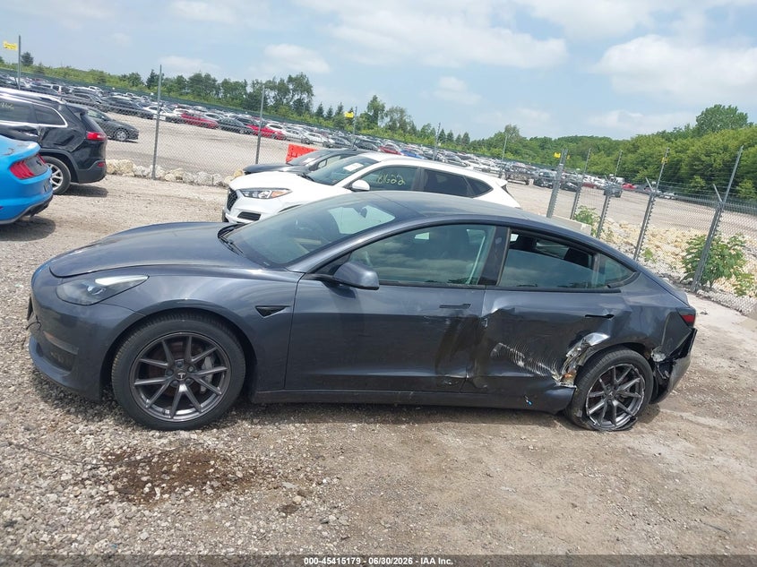 TESLA MODEL 3 - zdjęcie 14