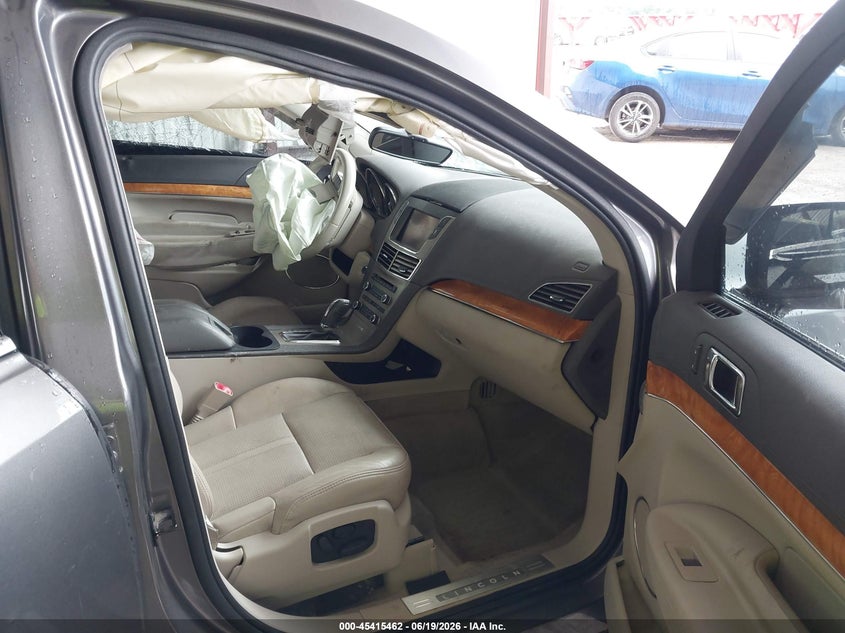 2010 LINCOLN MKT auction photo 5