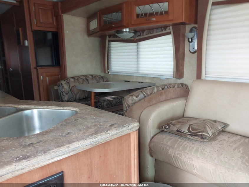 2011 FORD F53 auction photo 6
