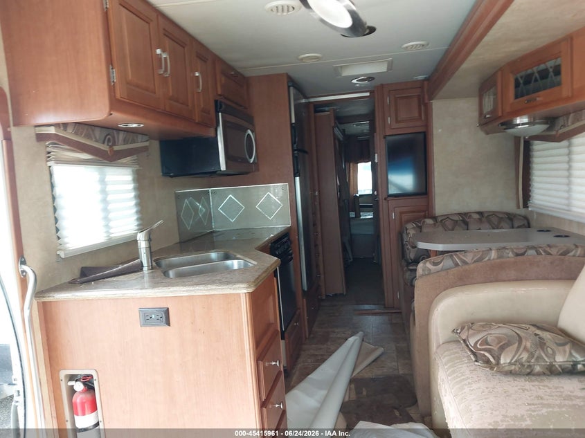 2011 FORD F53 auction photo 8